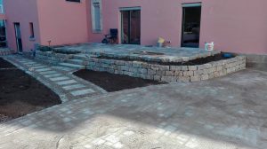 Steinterrasse Muschelkalk Trittplatten Gartenweg