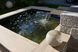 Wasserspiel Terrasse Garten Nahaufnahme