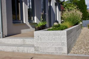 Hochbeet Granit bepflanzt