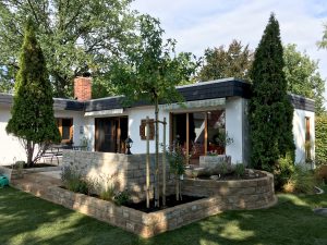 Natursteinmauer Terrasse mit Hochbeet
