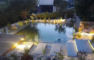 Gartenteich mit Quellstein und Holzterrasse