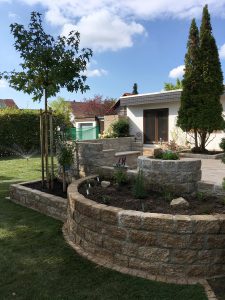 Natursteinmauer mit Hochbeet