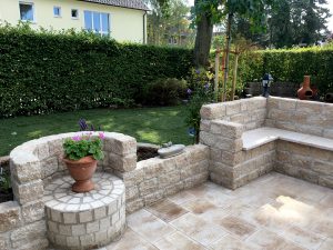 Steinmauer mit Sitzgelegenheit