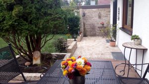 Terrasse Naturstein mit Sichtschutzmauer